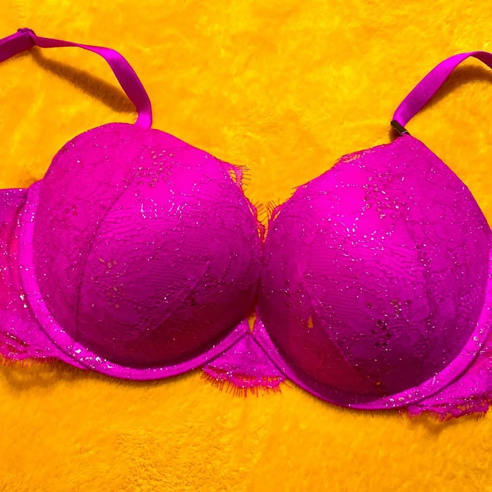 BNWT-VS Lace Shimmer Push Up Bra - Picture 1 of 6